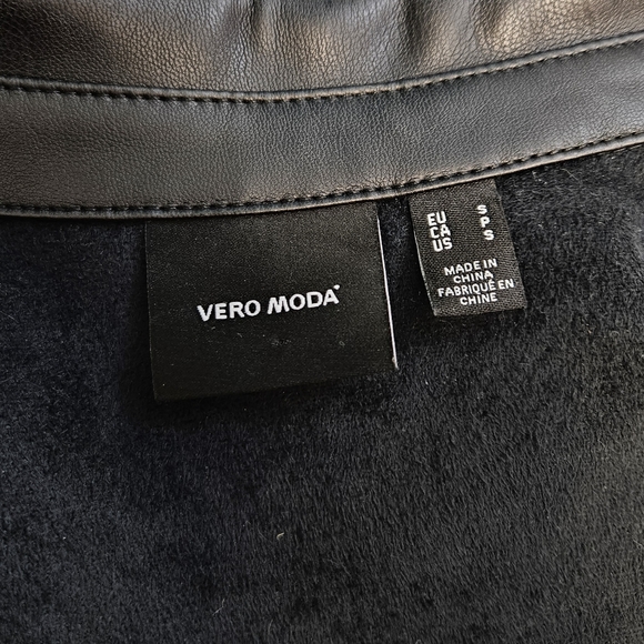 So sexy! Vegan Leather, puff-sleeve blouse - Picture 9 of 12